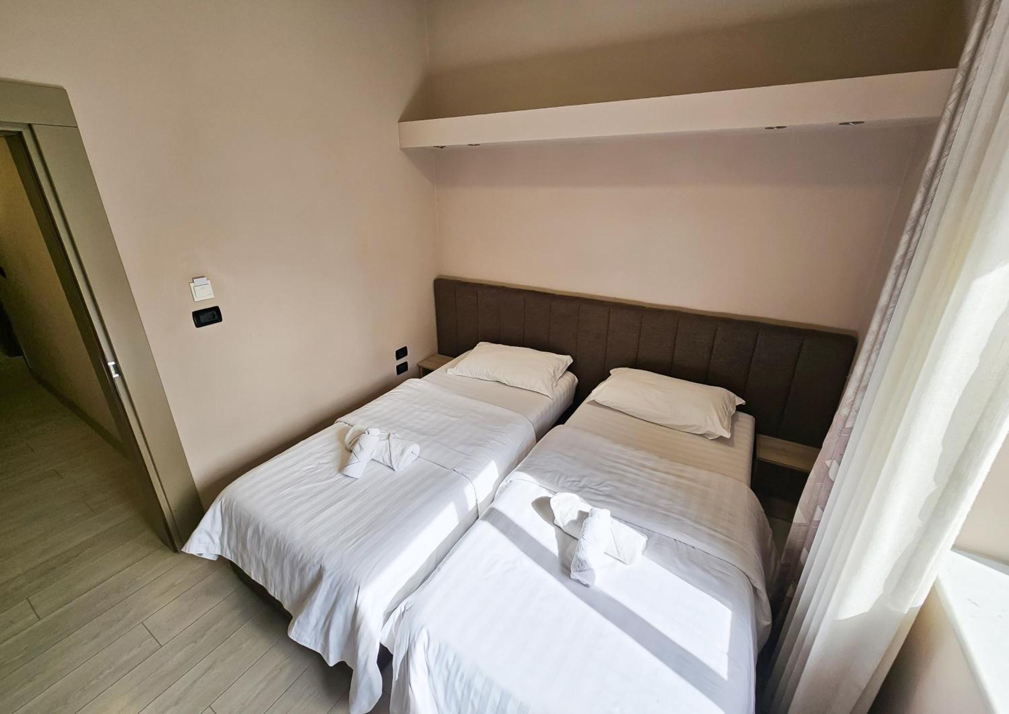 Sunflower Twin Room Tirana Bagian luar foto